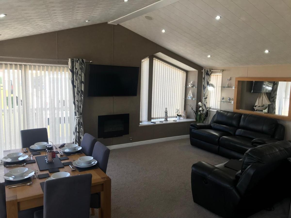 Hot Tub Accommodation North Wales Lodge Rhyl Ngoại thất bức ảnh